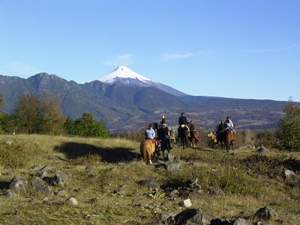 Reiter vor Vulkan Villarrica - zu Pferd in Chile